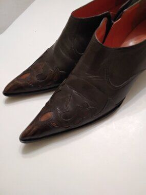 Vintage Y2K-style Antonio Melani brown leather western ankle boots/shooties. 7.5